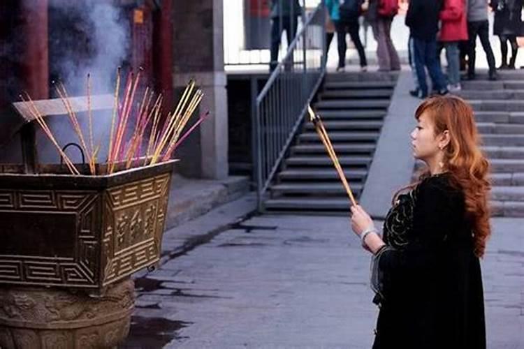 女人月经期可以去寺庙上香祈福吗？